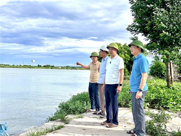 Lãnh đạo xã Hà Đông kiểm tra các trọng điểm đê điều, chủ động ứng phó ảnh hưởng bão số 1