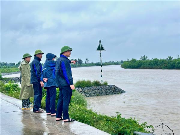 Lãnh đạo xã Hà Đông kiểm tra hệ thống đê điều, chủ động ứng phó bão số 4