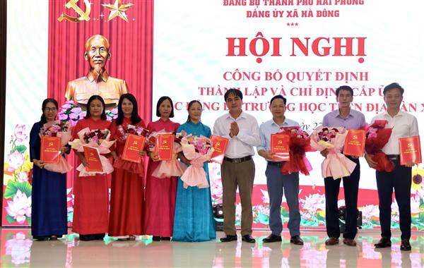 Xã Hà Đông công bố quyết định thành lập, chỉ định cấp ủy các đảng bộ trường học