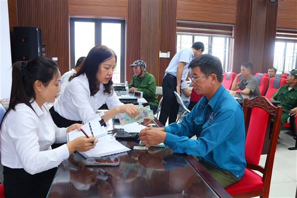Hà Đông chi trả bồi thường, hỗ trợ gần 23 tỷ đồng cho các hộ dân có diện tích đất nông nghiệp thu hồi để làm đường sắt 