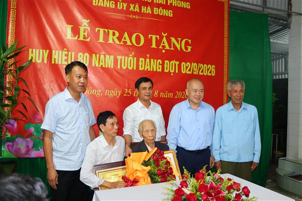 Trao tặng Huy hiệu 80 năm tuổi Đảng cho đồng chí Phạm Văn Cây