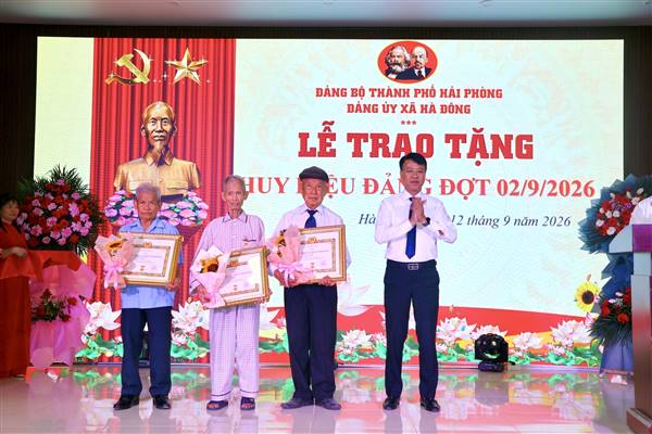 Đảng bộ xã Hà Đông trao tặng Huy hiệu Đảng đợt 2/9/2026