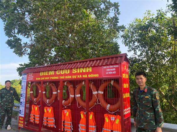 Hà Đông lắp đặt trang bị, dụng cụ cứu đuối tại các điểm cầu