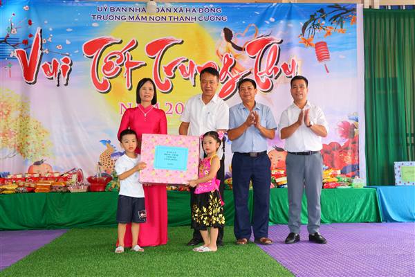 Lãnh đạo xã Hà Đông thăm, tặng quà trẻ em nhân dịp Tết Trung thu 2026