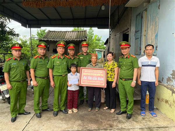 Công an xã Hà Nam nhận đỡ đầu, hỗ trợ nuôi dưỡng hai cháu nhỏ có hoàn cảnh đặc biệt khó khăn
