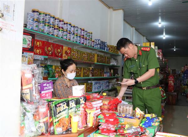 Xã Hà Nam kiểm tra ATTP dịp Tết trung thu tại các cửa hàng tạp hóa