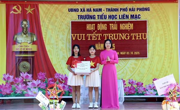 Xã Hà Nam thăm, tặng quà cho trẻ em nhân dịp Tết trung thu