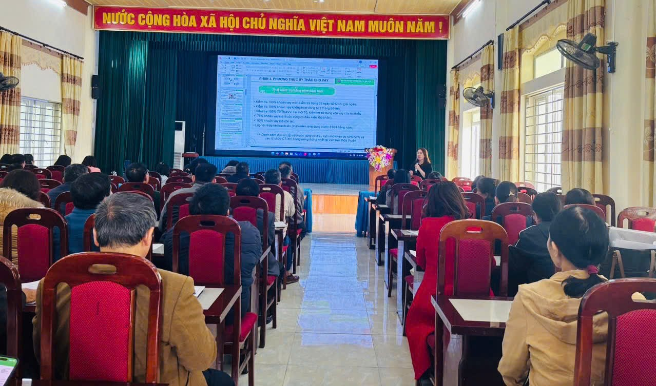 A group of people in a room
AI-generated content may be incorrect.