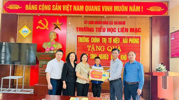 Trường Tiểu học Liên Mạc xã Hà Nam vinh dự được Đoàn cán bộ Trường Chính trị Tô Hiệu thăm và tặng quà học sinh có hoàn cảnh khó khăn vươn lên trong học tập.