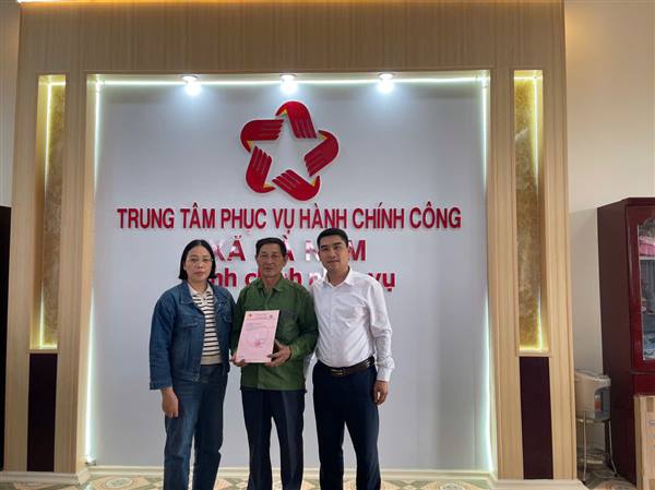 UBND XÃ HÀ NAM TỔ CHỨC TRAO GIẤY CHỨNG NHẬN QUYỀN SỬ DỤNG ĐẤT LẦN ĐẦU CHO NGƯỜI DÂN