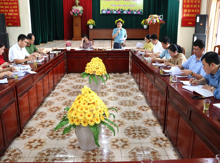 Các đại biểu tham dự phiên họp UBND xã Hà Nam
