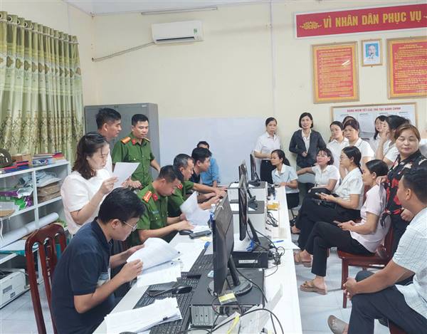 Công an xã Hà Nam tổ chức thu nhận, cấp đổi thẻ đảng viên cho hơn 1.000 đảng viên toàn đảng bộ