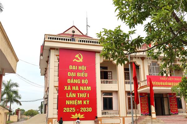 Xã Hà Nam phát động nhân dân treo cờ Tổ quốc, vệ sinh môi trường chào mừng ĐH đảng bộ xã lần thứ I