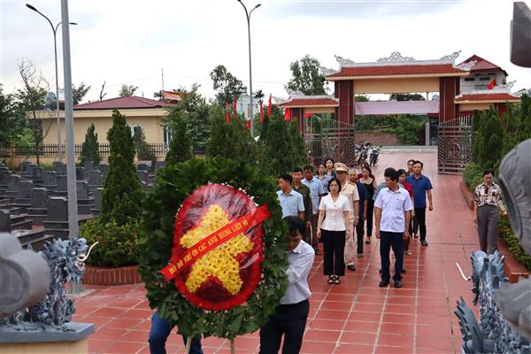 Trước thềm đại hội, xã Hà Nam tổ chức dâng hương tại nghĩa trang liệt sĩ