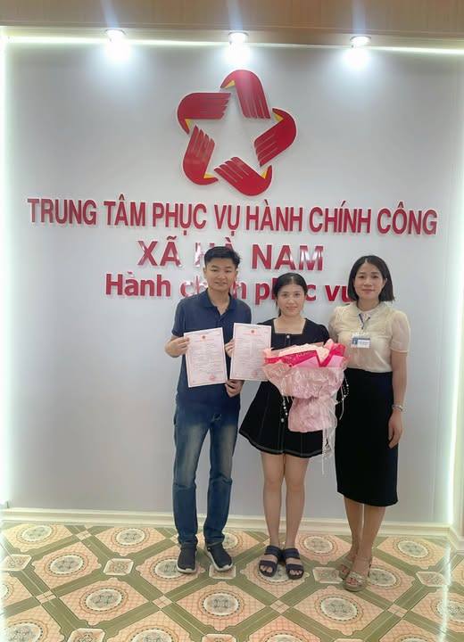 Trung tâm Phục vụ hành chính công xã Hà Nam trao giấy chứng nhận kết hôn cho công dân