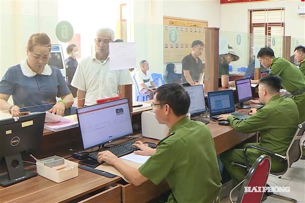 Đăng ký xe, cấp lại giấy phép lái xe online, người dân hưởng lợi