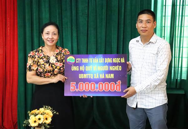 Công ty TNHH Tư vấn Xây dựng Ngọc Hà đã trao tặng số tiền 5 triệu đồng ủng hộ Quỹ “Vì người nghèo” của xã.