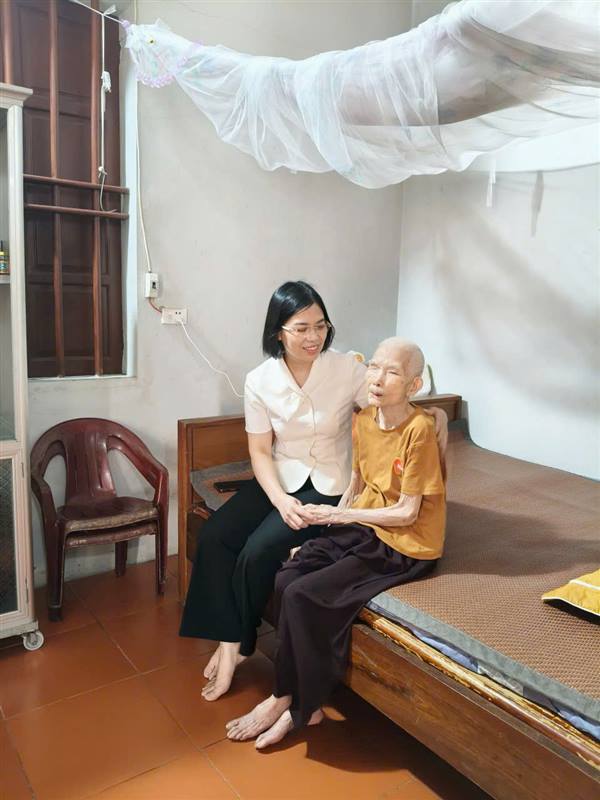 Xã Hà Nam trao 26 suất quà cho lão thành cách mạng nhân kỷ niệm 72 năm Chiến thắng Điện Biên Phủ