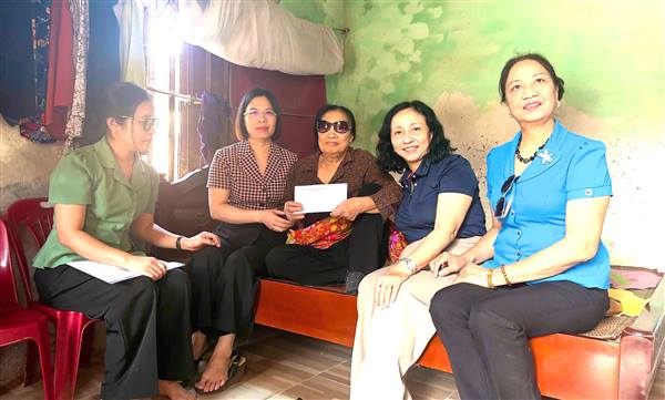 Xã Hà Nam: 5 hộ có hoàn cảnh khó khăn được nhận quà Hội CTĐ Thành phố