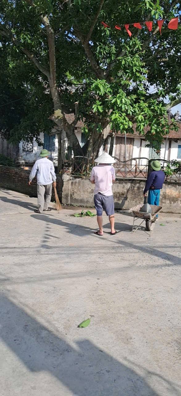 Chi Hội Cựu Chiến Binh Thôn Mạc Thủ 2 ra quân dọn vệ sinh môi trường chào mừng kỷ niệm 136 năm ngày sinh Chủ Tịch Hồ Chí Minh .