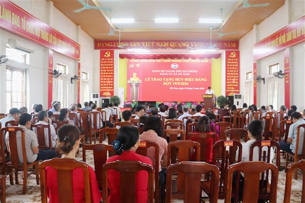 ĐẢNG ỦY XÃ HÀ NAM TRAO TẶNG HUY HIỆU ĐẢNG ĐỢT 19/5/2025 CHO 31  ĐẢNG VIÊN