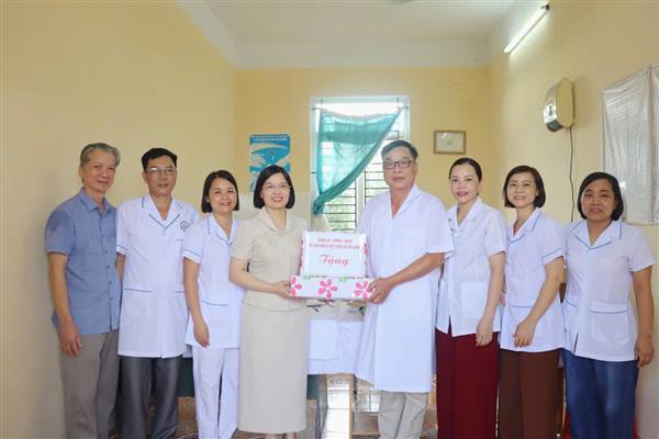 Xã Hà Nam tổ chức 4 đoàn thăm, tặng quà nhân ngày quốc tế thiếu nhi 1/6