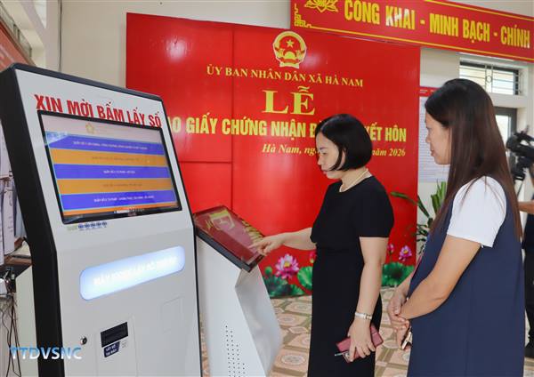 Đoàn kiểm tra cải cách hành chính thành phố làm việc tại xã Hà Nam