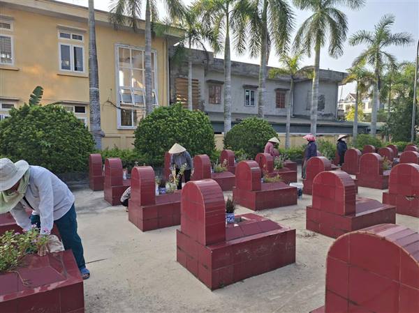 Các tổ chức chính trị- xã hội xã Hà Nam dọn dẹp  vệ sinh chỉnh trang khuôn viên nghĩa trang liệt sĩ sau lấy mẫu AND