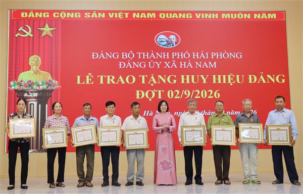 ĐẢNG BỘ XÃ HÀ NAM TRAO TẶNG HUY HIỆU ĐẢNG ĐỢT 2/9/2026