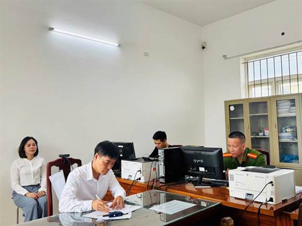 Xã Hà Tây tổ chức cấp đổi thẻ đảng viên trong toàn đảng bộ