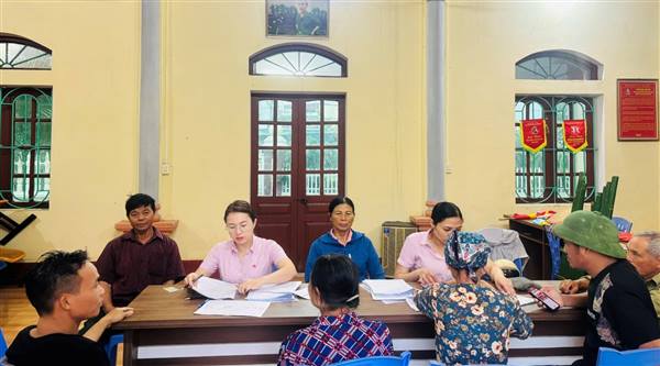 Phòng giao dịch Ngân hàng Chính sách xã hội Thanh Hà tổ chức đối chiếu, phân loại nợ tại xã Hà Tây