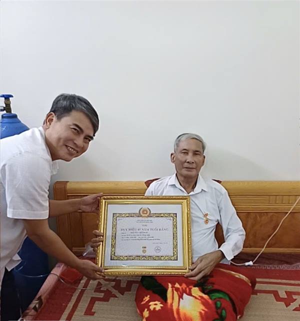 Đảng ủy xã Hà Tây trao Huy hiệu Đảng tại nhà cho đảng viên sức khỏe yếu dịp Quốc khánh 2/9