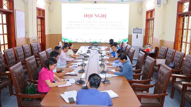 Có thể là hình ảnh về học tập, bàn và văn bản