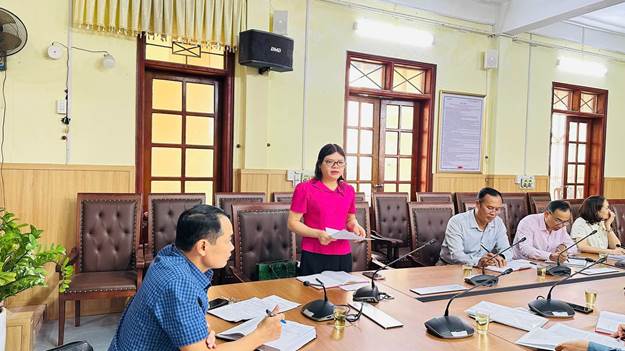 Có thể là hình ảnh về một hoặc nhiều người, mọi người đang học và bàn