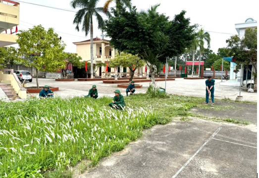 Ban Chỉ huy quân sự xã Hà Tây ra quân tổng vệ sinh tại các điểm bầu cử trên địa bàn