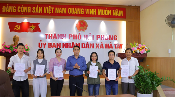 Hội nghị gặp mặt và trao Quyết định kết nạp đảng viên mới