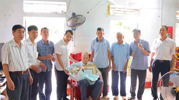 Đảng ủy xã Hà Tây trao Huy hiệu 60 năm tuổi Đảng tại nhà cho đảng viên cao tuổi, sức khỏe yếu