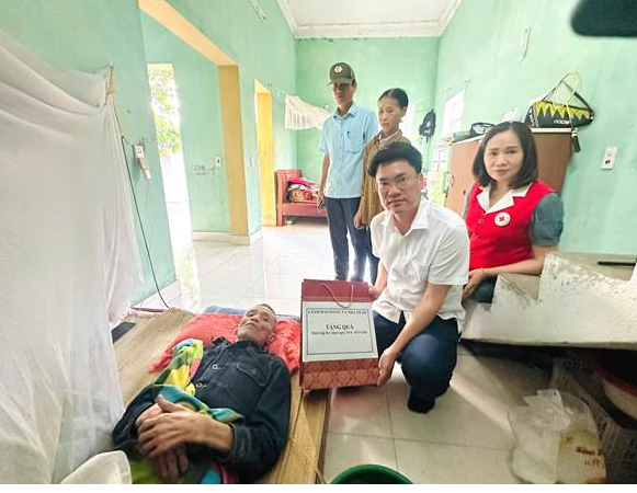 Hội Chữ thập đỏ xã Hà Tây thăm, tặng quà nhân dịp Lễ 30/4 - 01/5