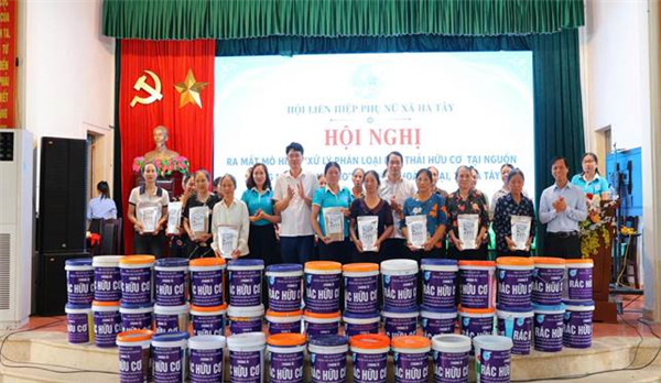 Hội LHPN xã Hà Tây ra mắt mô hình điểm phân loại, xử lý rác thải hữu cơ tại nguồn bằng men vi sinh IMO
