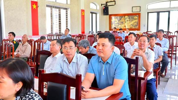Có thể là hình ảnh về một hoặc nhiều người và văn bản