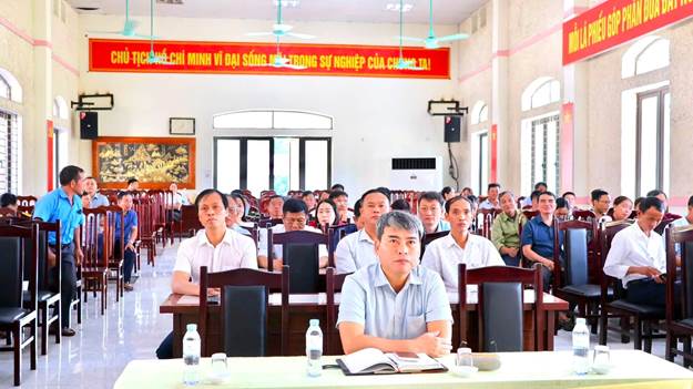 Có thể là hình ảnh về một hoặc nhiều người và văn bản