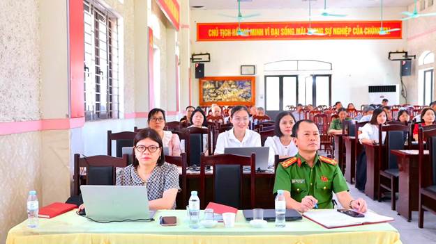 Có thể là hình ảnh về một hoặc nhiều người, mọi người đang học và văn bản cho biết 'CHỦ TICH 수MINH DẠI SỐNG MẢI DAGS SỰ NGHIỆP CỦA CHÚNG い'