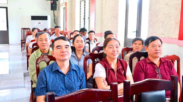 Có thể là hình ảnh về một hoặc nhiều người, mọi người đang học và mọi người đang cười