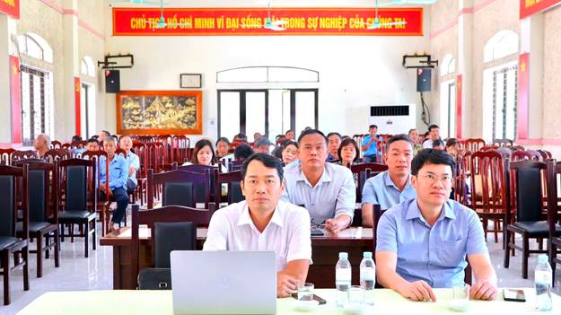 Có thể là hình ảnh về một hoặc nhiều người, mọi người đang học và văn bản