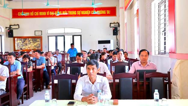 Có thể là hình ảnh về một hoặc nhiều người và văn bản cho biết 'CHΩΣH በር HÓ CHÍ MIN VI BALSI CMẢI TRONG SỰ NGHIỆP Κού TA!'