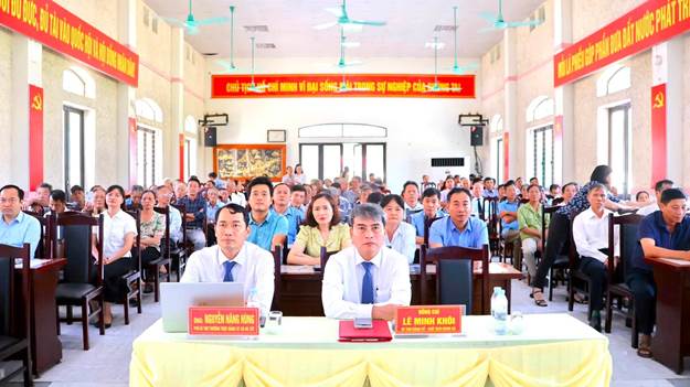 Có thể là hình ảnh về một hoặc nhiều người và văn bản