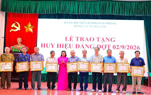 Có thể là hình ảnh về văn bản cho biết 'D DANGBO BO THÀNH PIIO PHOHAI HAI PHÒNG DANGUY XAHATAY LỄ TRAO TẶNG HUY HIỆU ĐÁNG ĐỢT 02/9/2026'