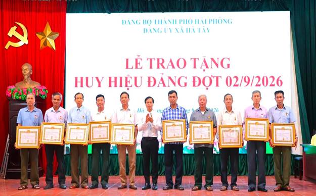 Có thể là hình ảnh về văn bản cho biết 'Q DANG BO THÀNH PHO HAI PHÔNG DANGUY DANGIYNİHATAY XAHATAY CEAC LẺ TRAO TẶNG HUY HIỆU ĐANG ĐỢT 02/9/2026 426'