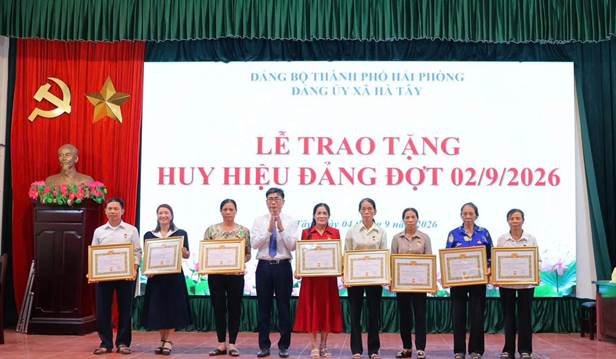 Có thể là hình ảnh về loa và văn bản