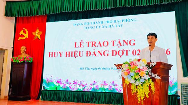 Có thể là hình ảnh về văn bản cho biết 'DANG BO THÀNH PHO HAI PHÒNG DANG TY XÃ HÀ TÂY ጋ ญร LẺ TRAO TẶNG HUY HUY HIỆU ĐẢNG ĐỢT 02 Hà Tay, ngày 04 tháng 6 nền'